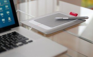 Grafiktablet mit Stift vor Apple Computer